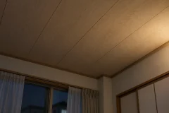 夜の静かな日本の住宅の室内で、木目の天井を下から見上げた写真