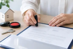 デスクの上で、書類に印鑑を押そうとしている手元